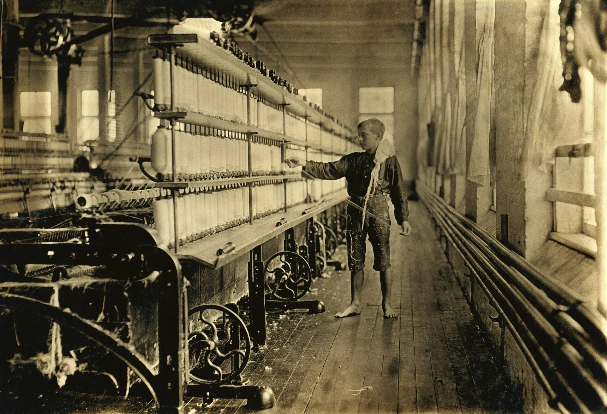 Фабрика Ткацкая Англия 19 век. Ткацкая фабрика 20 век. Работницы на ткацкой фабрике 19 век Англия. Промышленная революция в Англии Ткацкая фабрика.