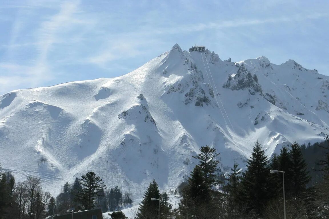 Небольшая вершина с округлой. Вершина Санси. Пью Санси гора. Sancy_World.