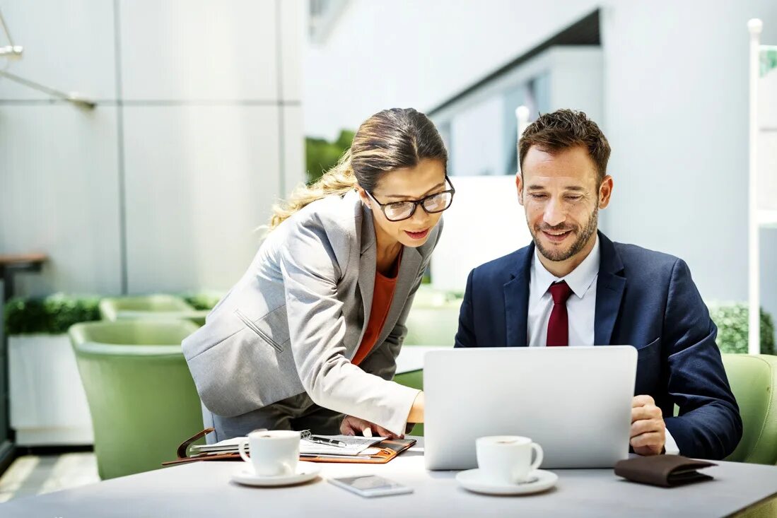 Команда менеджеров. Фотосессия сотрудников компании. Офисный сотрудник. Успешные переговоры. Деловая этика.