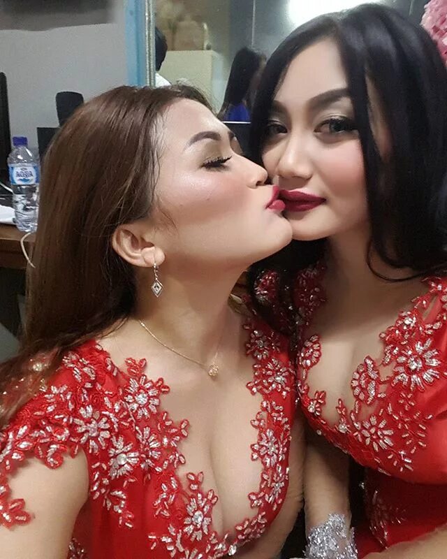 Lesbian indonesia. Ovi Duo Srigala. Duo Serigala Kiss. Pamella Duo Serigala. Pamela Safitri ciuman.