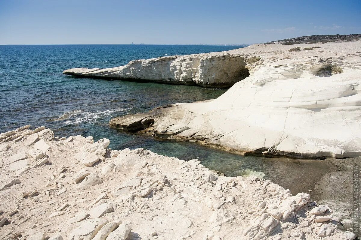 море каменистое. галечный пляж. скалах побережья белого моря. гантиади абхазия белые скалы. цандрипш абхазия.