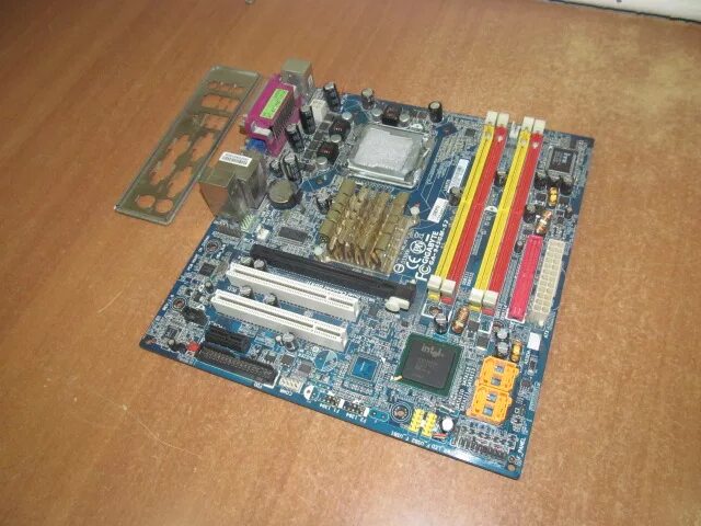 Материнская плата gigabyte ga-945gm-s2. Ga-945gm-s2 характеристики. Ga-945gm-s2. Gigabyte 945gm s2. Ga-945gm-s2.