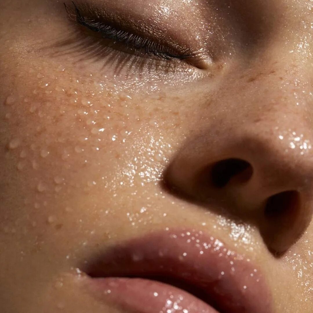 На чистую влажную кожу. На чистую влажную кожу. На чистую влажную кожу. Лицо девушки без макияжа. На чистую влажную кожу.