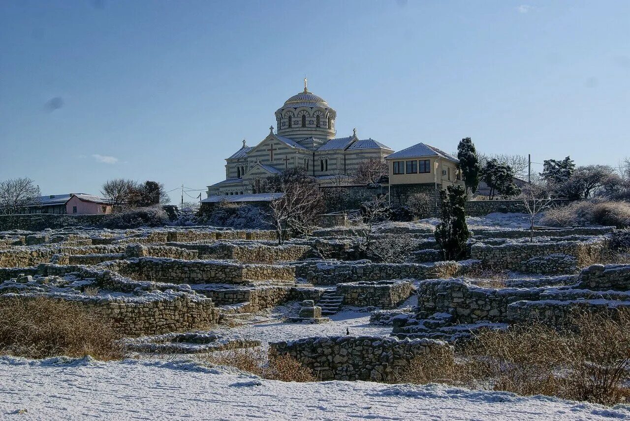 Какая зима в крыму. Херсонес Севастополь 2021. Новогодний Севастополь Херсонес. Владимирский собор Херсонес в снегу. Владимирский собор Севастополь в снегу.