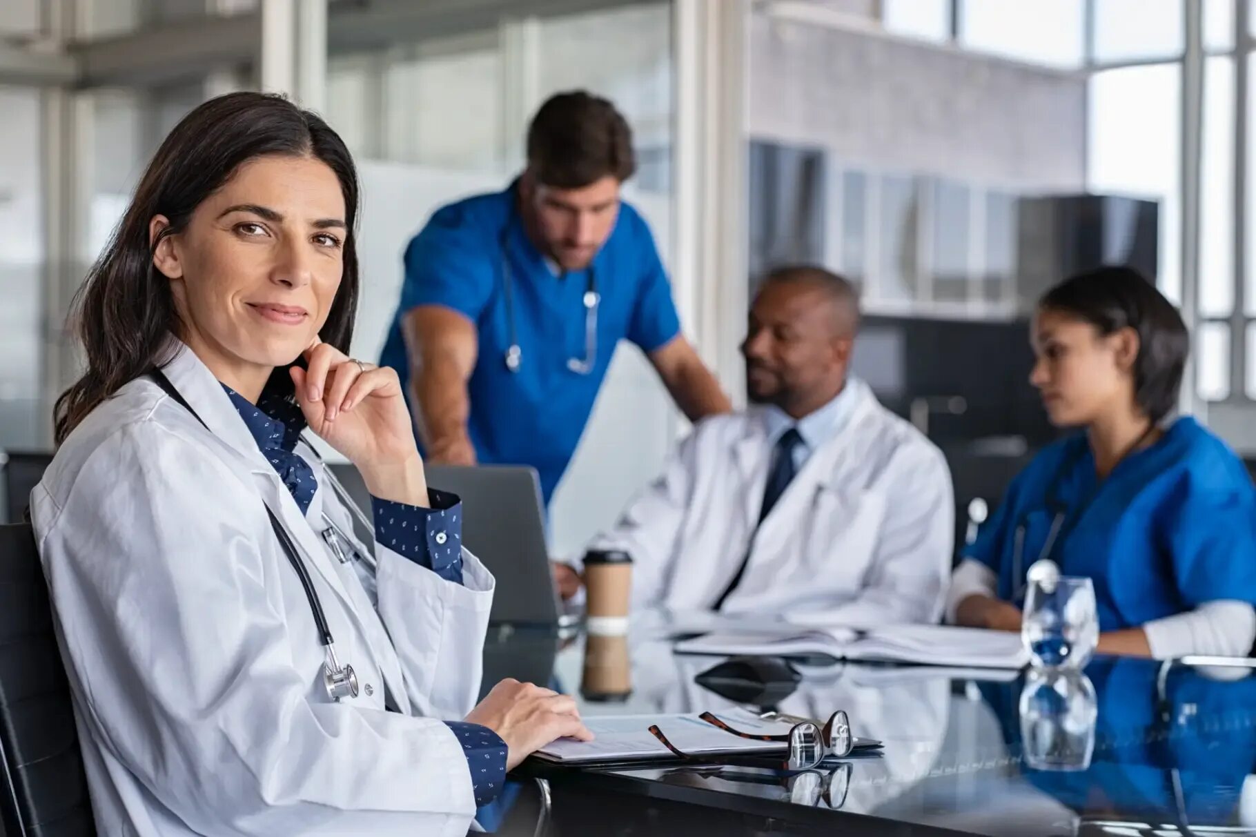 Врач в самолете. Пассажиры с7 эйрлайнс. Скорая в аэропорту. Медики конференция картинка. Медицинские курсы.