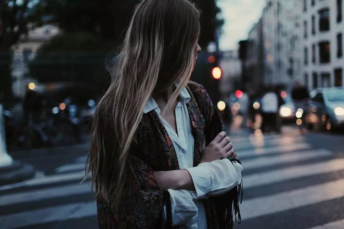 женщина на улице вечером. девушка в нью-йорке спиной. девушка на улице со спины фото. девушка идёт по улице со спины. девушка на улице со спины фото.