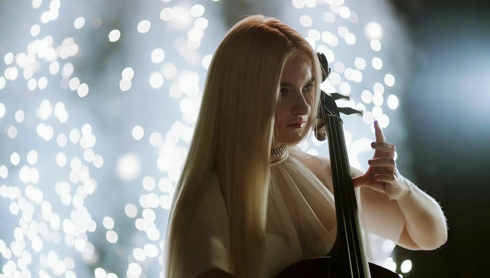 Clean bandit drive. Солистка clean bandit. claire bandit. девушка из clean bandit. чистый бандит.