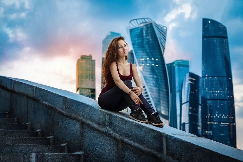 Москва сити фото людей. Фотосессия на фоне Москва Сити. Фотосессия на фоне небоскребов. Девушка на фоне небоскребов.