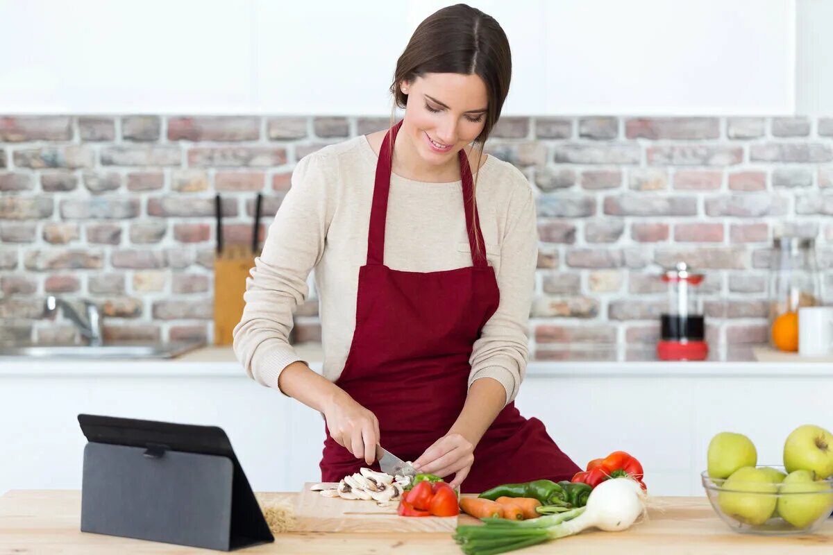 Prepare meals. Женщина на кухне. Женщина готовит. Готовка на кухне. Женщина готовит на кухне.