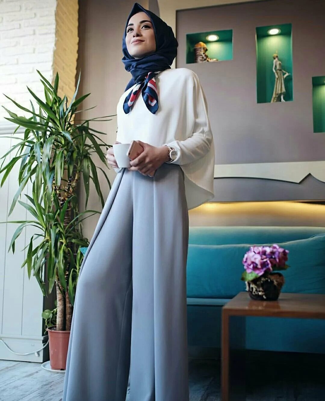 Мусульманские штаны. Hijab Style 2022 костюм брючный. Брючный костюм для мусульманок. Мусульманские костюмы для женщин. Мусульманская одежда для женщин с брюками.