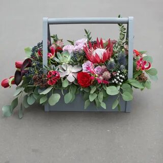 Цветочная композиция из живых в коробке