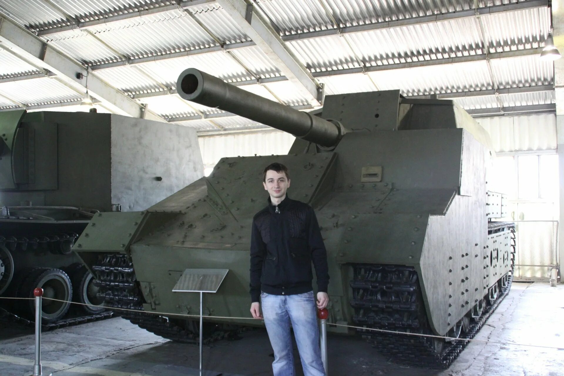 Музей танков в Кубинке Маус. Танк Маус в Кубинке. Самый большой танк в мире Маус. Самый большой музей танков в мире. Громадный танк