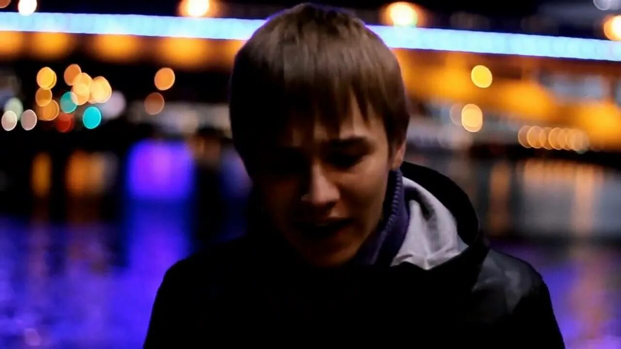 Клип я пацан. Клип мс антоха танцуют. Клип поет молодой парень. Красивые парни из зарубежных клипов черно-белые. Клип парень идет по улице и танцует.