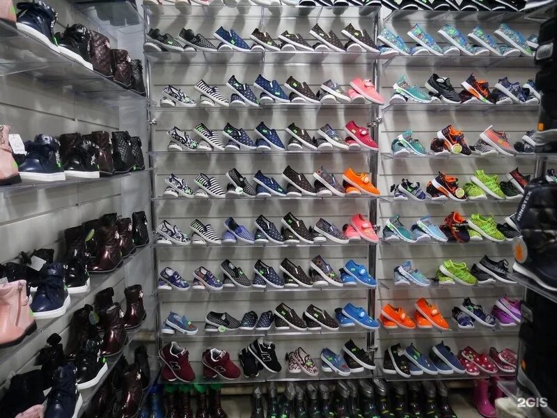 магазин женской обуви. обувь на уральской ул. уральские обувные магазины. уральские обувные магазины. выкладка детской обуви.