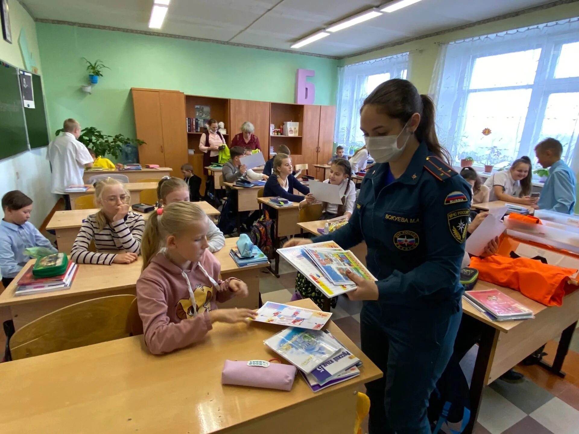 Проведен урок безопасности. 34 ПСЧ Печора. МЧС Печора сотрудники. ОНДПР И школа. Досуг Печора сотрудники.