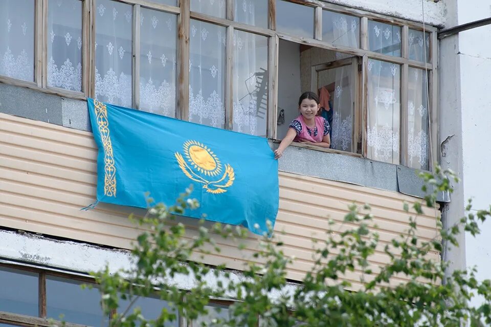 Вывешивание флагов на 9 мая. Флаг на балконе. Италия бедность. Вывесил флаг на балконе. 9 мая развешаны флаги.