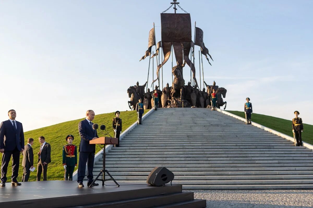 Открыт памятник александру. Мемориал Александру Невскому в Самолве. Памятник в Пскове новый в Самолве.