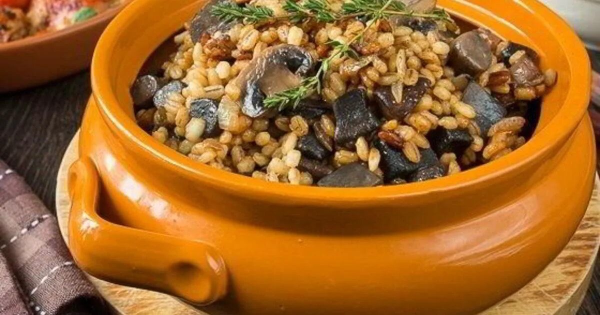 Перловая крупа с грибами. Перловка с шампиньонами. Перловая каша с шампиньонами. Рецепт перловки с шампиньонами. Плов из перловки с перловкой.