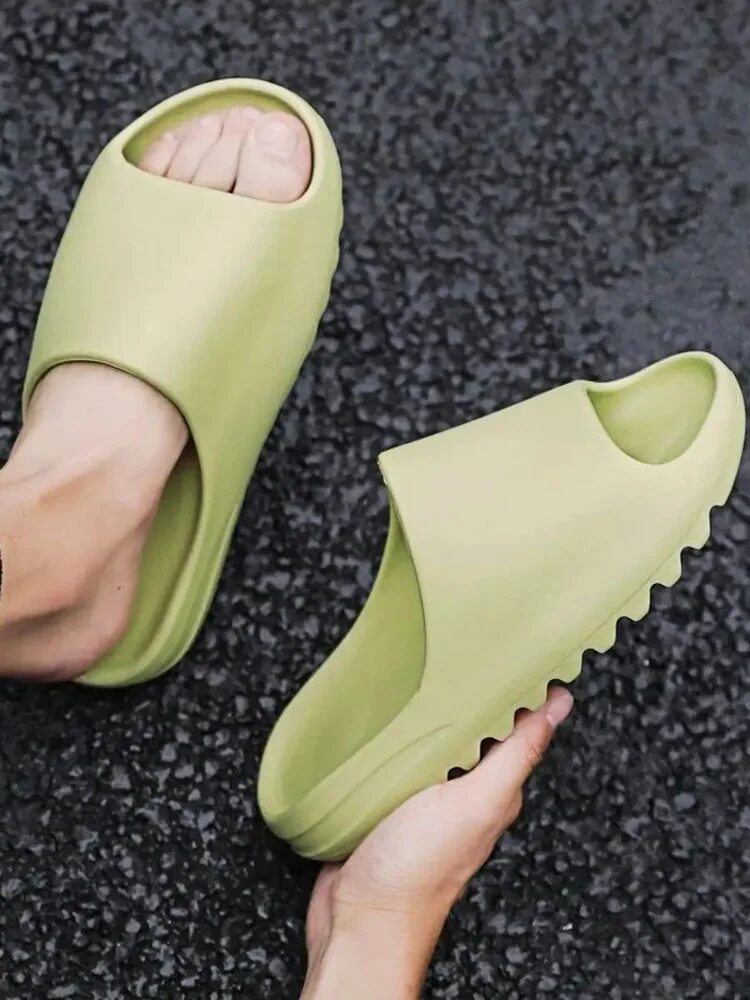 Тапочки резиновые модные. Тапки adidas yeezy slide. Трендовые тапки. Адидас шлепанцы 2022. Тапки adidas yeezy slide.