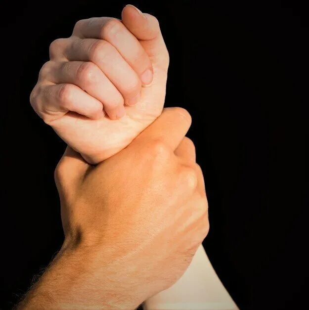 Парень руку схватил. Схватил за запястье. Рука хватает руку. Парень руку схватил. Аниме руки.