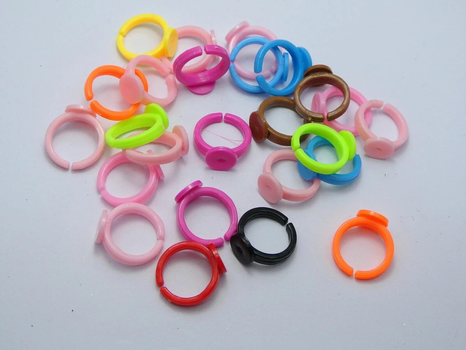 Разноцветные кольца. Пластиковые колечки. Пластиковое кольцо. Jf151630 кольцо пластиковое. Кольца пластиковые для рукоделия.