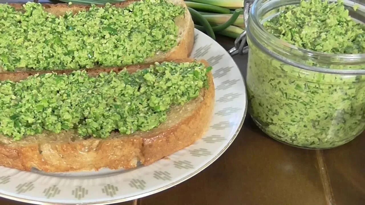 Паста из чесночных стрелок рецепты для бутербродов. Закуска из чесночных стрелок. намазка из чесночных стрелок. паштет из чесночных стрелок. паста из стрелок чеснока.
