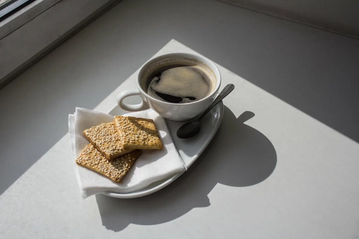 Кофе утром дома. Чашка кофе в кафе. Кофе утром дома. Кружка кофе на столе. Кофе утром дома.