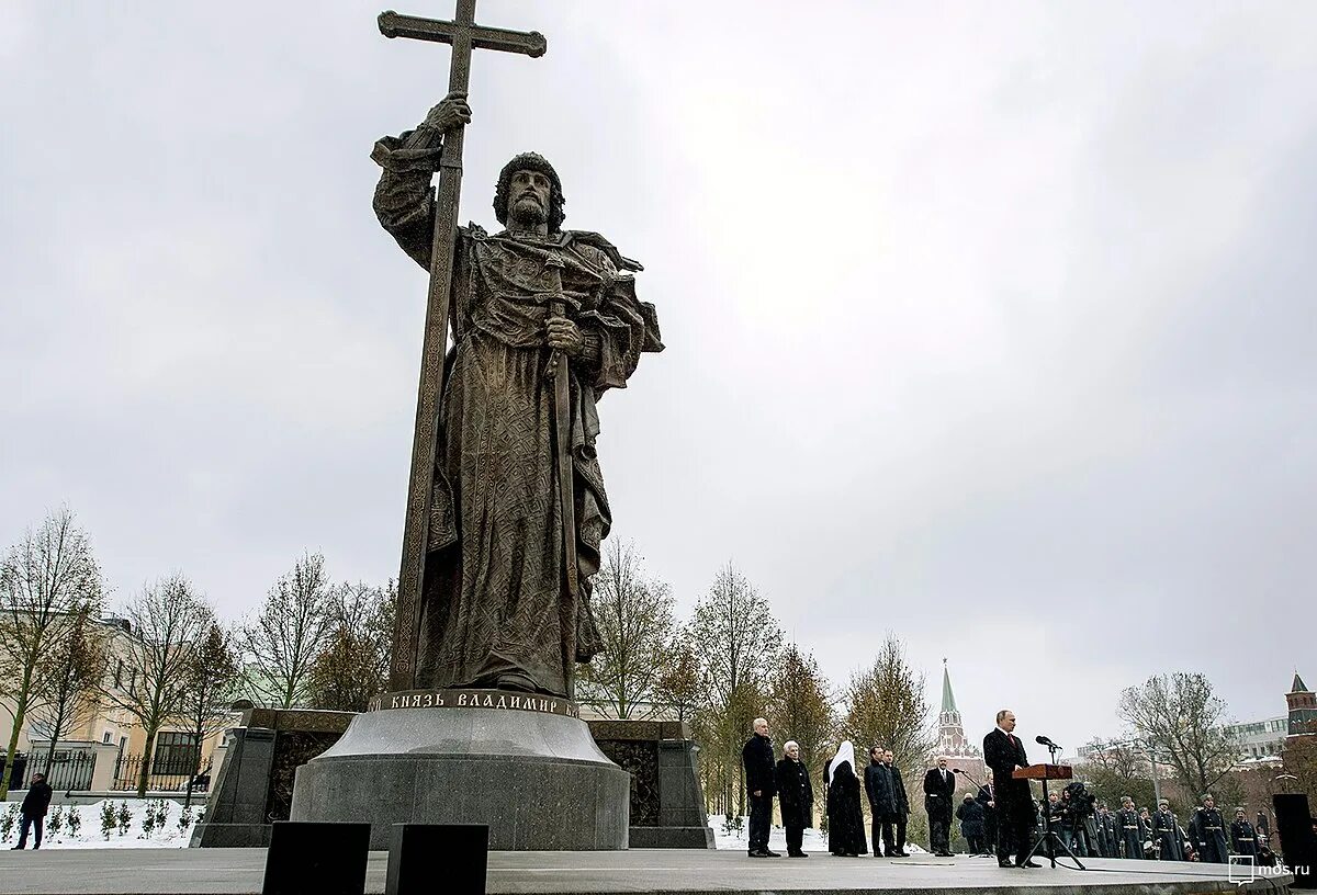 Памятники владимиру святому. Памятник владимиру красное солнышко в москве. памятник князю владимиру в москве. памятник владимиру крестителю в москве. памятник владимиру 1 в москве.