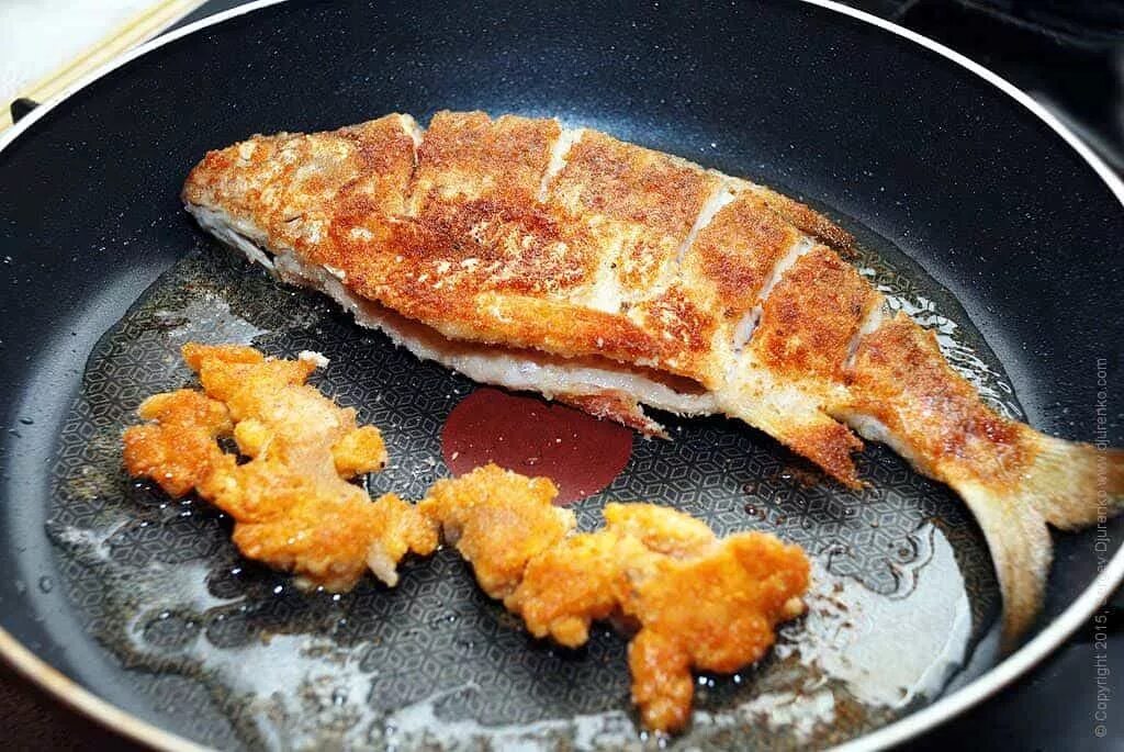 Какую жареную рыбу. Рыба жареная. Рыба на сковороде. Жареная рыба на сковородке. Рыбка на сковороде.