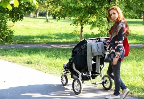 Девочка мама с коляской