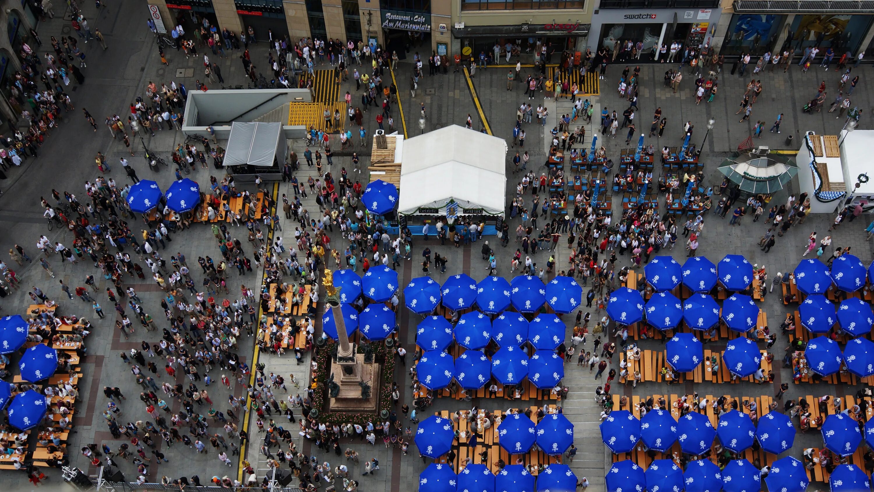 Мюнхен площадь мариенплац. Crowded oktoberfest. Динамо дрезден дерби. Мюнхен событие. Одеонплатц в мюнхене фото.