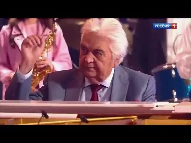 Крылатов бьют часы на старой башне