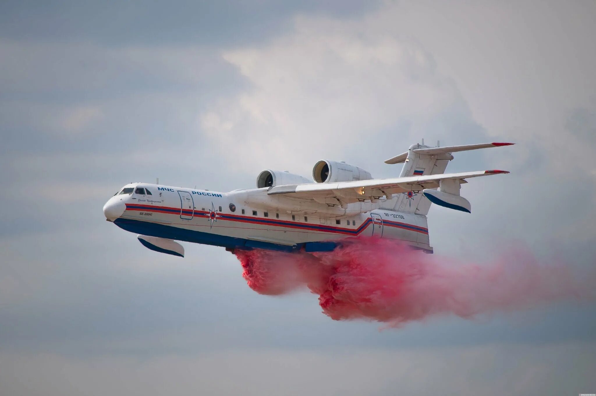 Авиация мчс россии ил-76 тд. Самолет бе 200 ил 76. Амфибия бе 200 чс. Пожарный самолет ил-76. Самолёт-амфибия бе-200чс пасажирский.