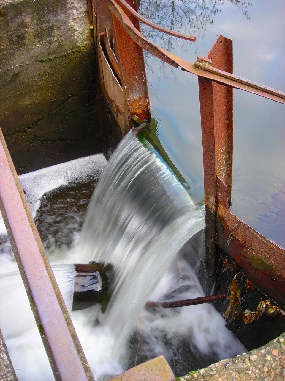 Сделать плотину. Мост моисея нидерланды. Запруда из камней. Сделать плотину. Самодельная плотина на ручье.