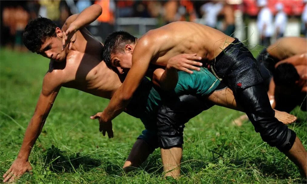 Борьба в масле. Борется в масле. Турецкая борьба киркпинар. Борьба гюреш. Борется в масле.