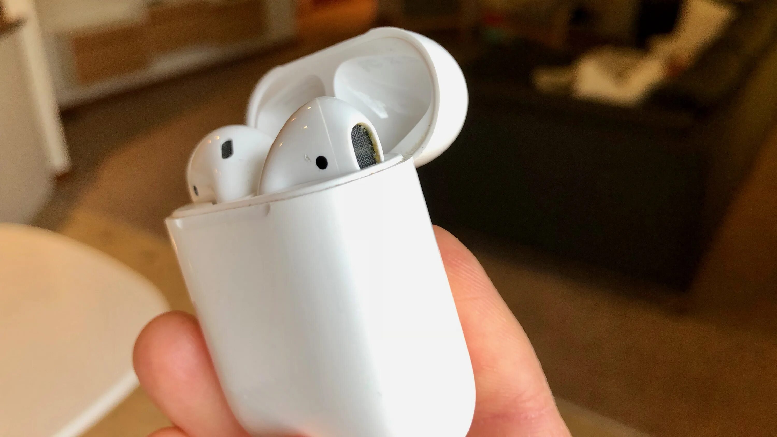 Airpods мигает зелёным. Airpods pro динамик. Блютуз наушники стали тише. Наушники earpods один наушник тише другого. Airpods грязь.