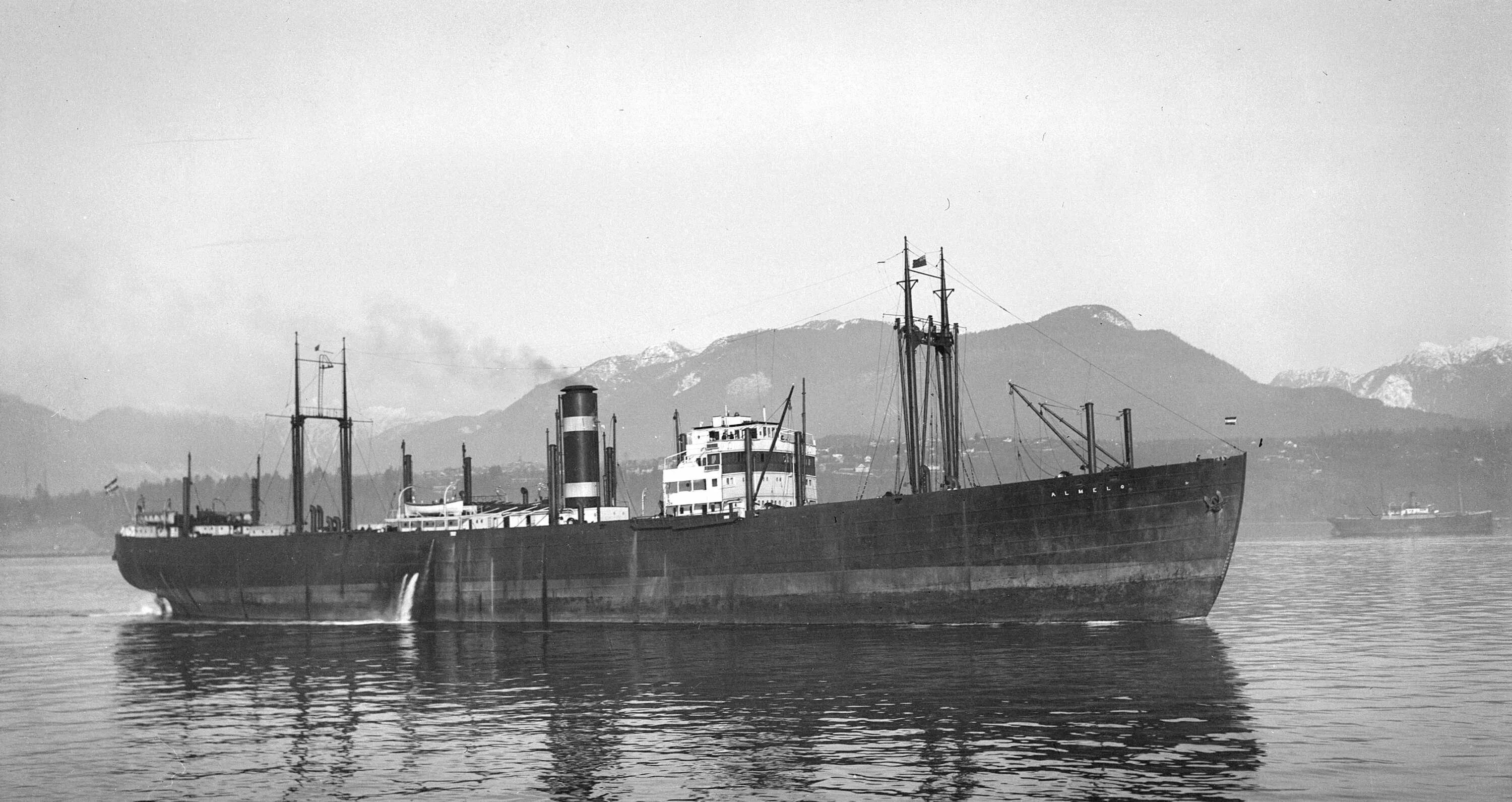 Пароходы магадана. Взрыв парохода «Дальстрой» 1946. Пароход Дальстрой 1946. Взрыв парохода «Дальстрой». Джурма пароход.