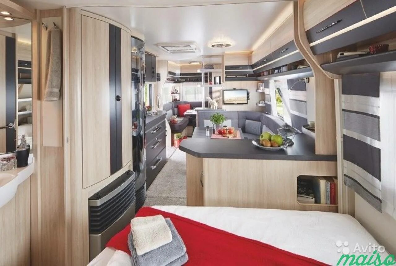 Автокемпер hobby. Hobby de luxe. Хоббиде люкс дом на колёсах 1990. Автодом hobby 400 de luxe. Туалет напротив обеденного стола.