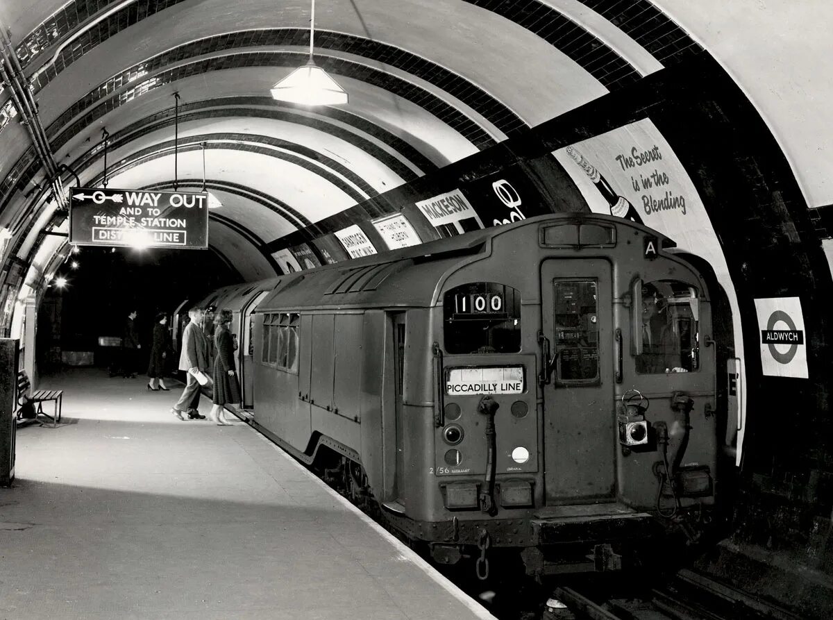 The first underground was built in. Лондонский метрополитен 1863. The first underground was built in. Метро лондона 1863 года. Марк брюнель тоннель лондон.