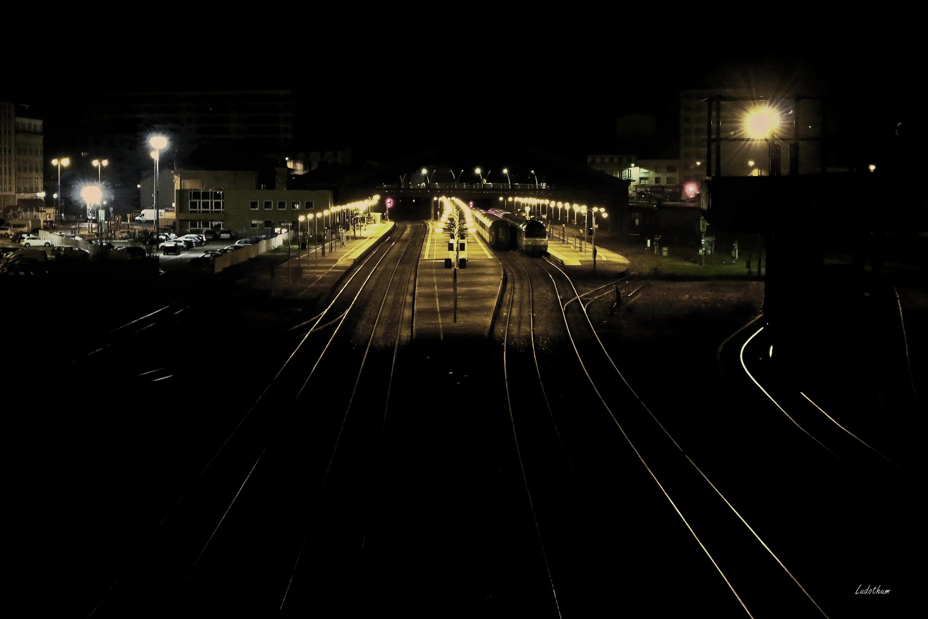 Железная дорога ночью. ЖД платформа ночью. Поезда ночью на вокзале. Ж Д станция ночью. Включи станцию на ночь