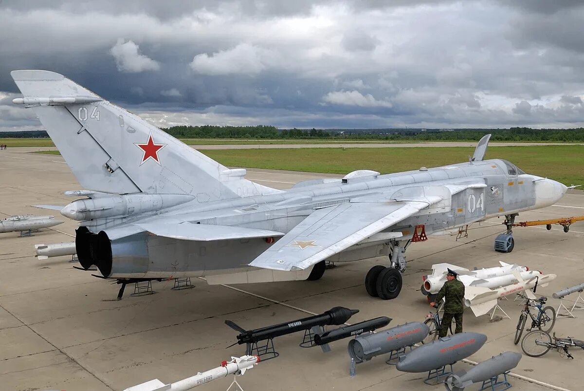 Самолет м б. Су24 самолет. Су-24 Штурмовик. Фронтовой бомбардировщик Су-24м. Су-24 ВВС России.