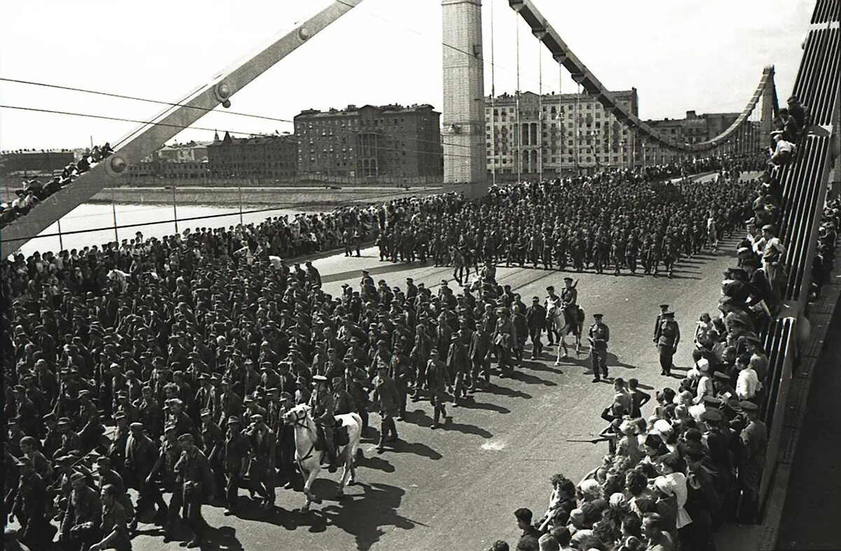 1944 г состоялся парад побежденных. Парад пленных немцев в москве 1944. парад военнопленных в москве 1944. шествие немецких военнопленных в москве 1944. парад побежденных 17 июля 1944 года.