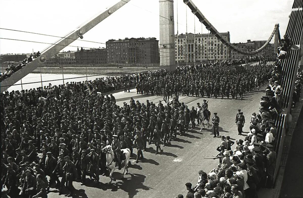 Фашисты были в москве. Парад пленных немцев в Москве 1944. Парад военнопленных в Москве 1944. Шествие немецких военнопленных в Москве 1944. Парад побежденных 17 июля 1944 года.