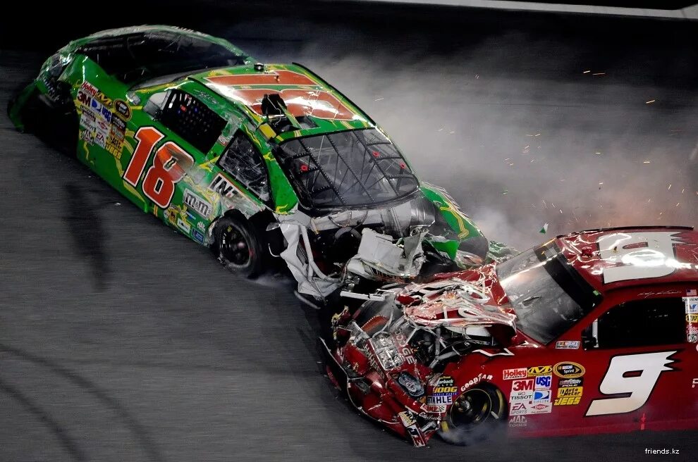 Автогонки которые разбиваются. Nascar 2013 crash. Автогонки которые разбиваются. Автогонки которые разбиваются. Гонки daytona 500.