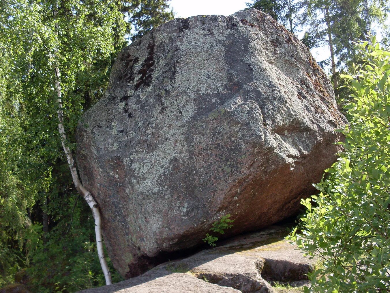 Falling stone. Монрепо падающий камень. Мегалиты Монрепо Выборг. Камень китайского зонтика Монрепо. Камень молния в Монрепо.