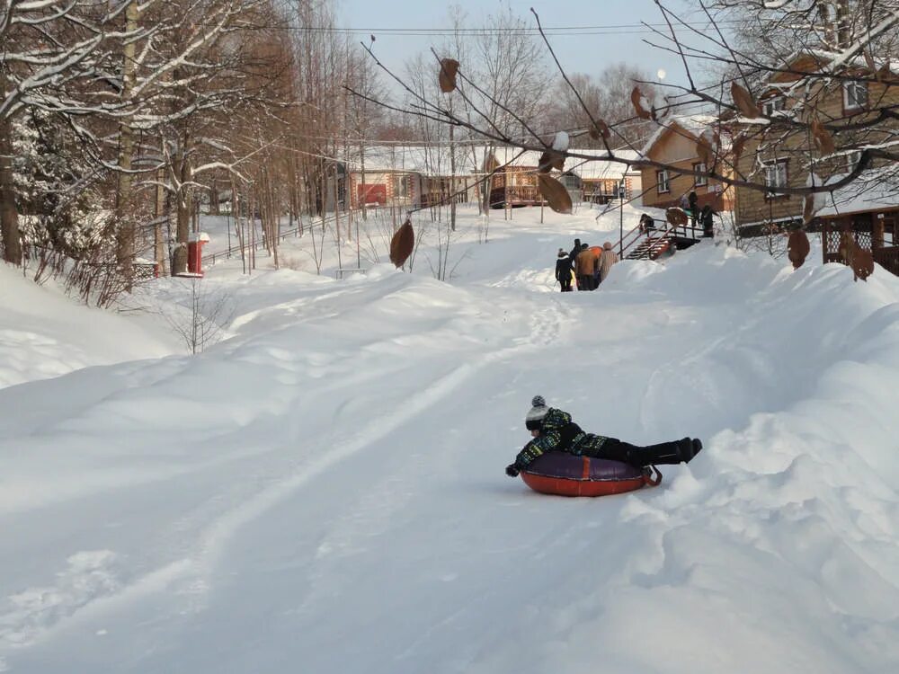 Малые карелы туристический комплекс зимой. Горнолыжный спуск курск. Горка в заре. Заря горки. Горки в малых карелах в архангельске.