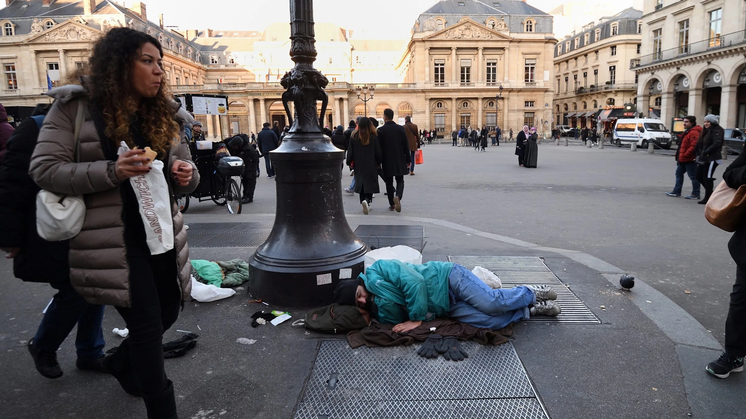 Французский бомж. Бездомные люди на улицах Парижа.