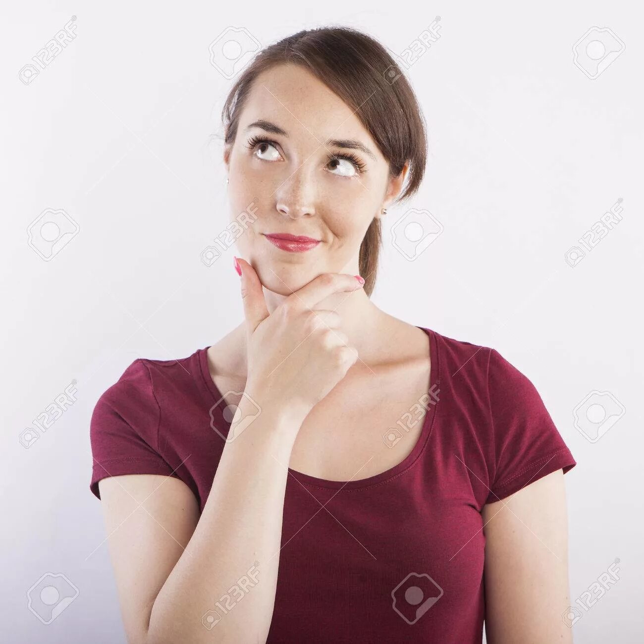 Рука у подбородка. Женщина с рукой у подбородка. Область под подбородком. Скучное лицо девушки. Девушка рука под подбородком.