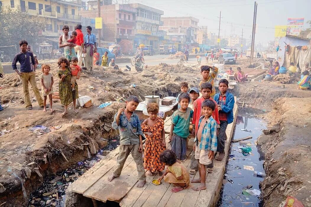 Жизнь в бедных странах. Бедные дети Индии трущобы. Трущобы Индии бедные люди. Бедная Индия трущобы. Нью Дели трущобы.