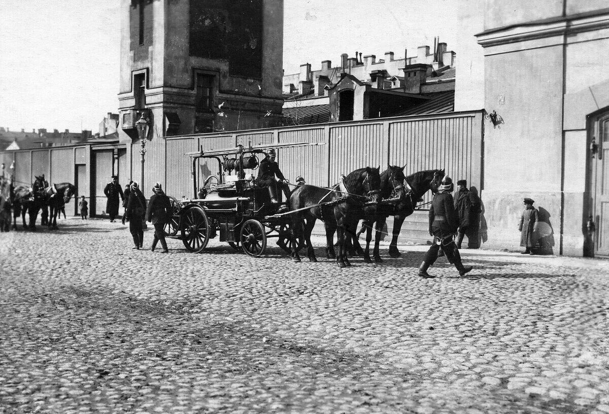 1908 г россия. Пожарная команда Санкт-Петербурга 19 век. Пожарная часть 19 века Петербург. Пожарная охрана России 19 век. Петербургская городская пожарная команда 1802.